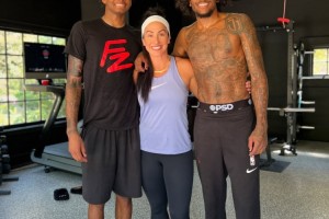 LOL赛事注册-这核心力！健身教练晒杰伦-格林高难度训练 金鸡独立双手提举杠铃