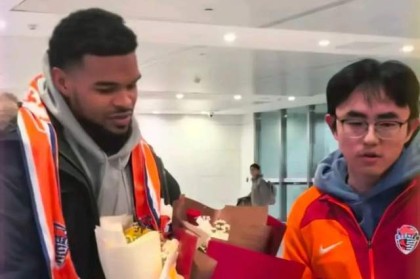 英雄联盟直播-海牛新外援抵达，1.91米B2B中场，津门虎升级防线，挖宝西乙队长