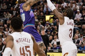 英雄联盟赛事官网-米切尔重返犹他空砍46分 克拉克森一攻拿7分改命