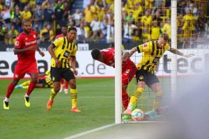 英雄联盟直播-多特成伤病冠军，新援只剩一人能用，球迷众筹买C罗