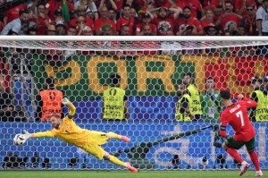 英雄联盟赛事官网-加时赛失点后痛哭 点球大战第一个射进 C罗有种！