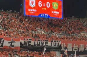 足篮联动！高诗岩发布观看足球比赛图集：传说中的京鲁大战