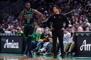 绿军首发阵容解析：布朗怀特普理查德锁定席位 其余两席视战术而定