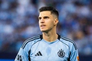 英雄联盟赛事官网-中超转会动态：罗马诺确认托利奇加盟浙江队，国安新援与球队会合